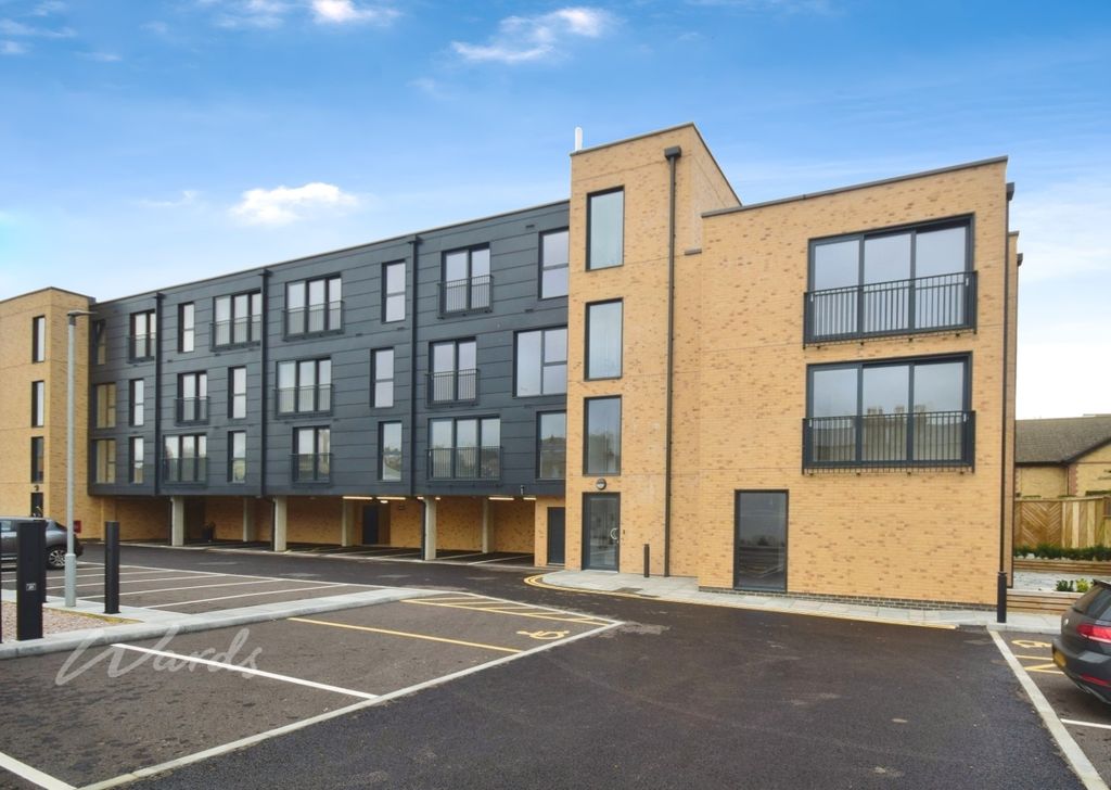 Property photo 1 of 10 Emin Court Main R...