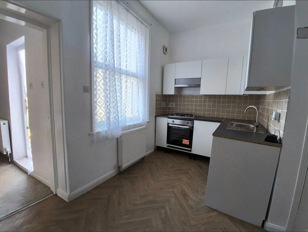 Property photo 2 of 7 Kitchen