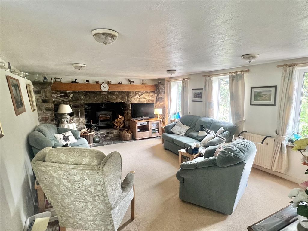 Property photo 2 of 44 Lounge: