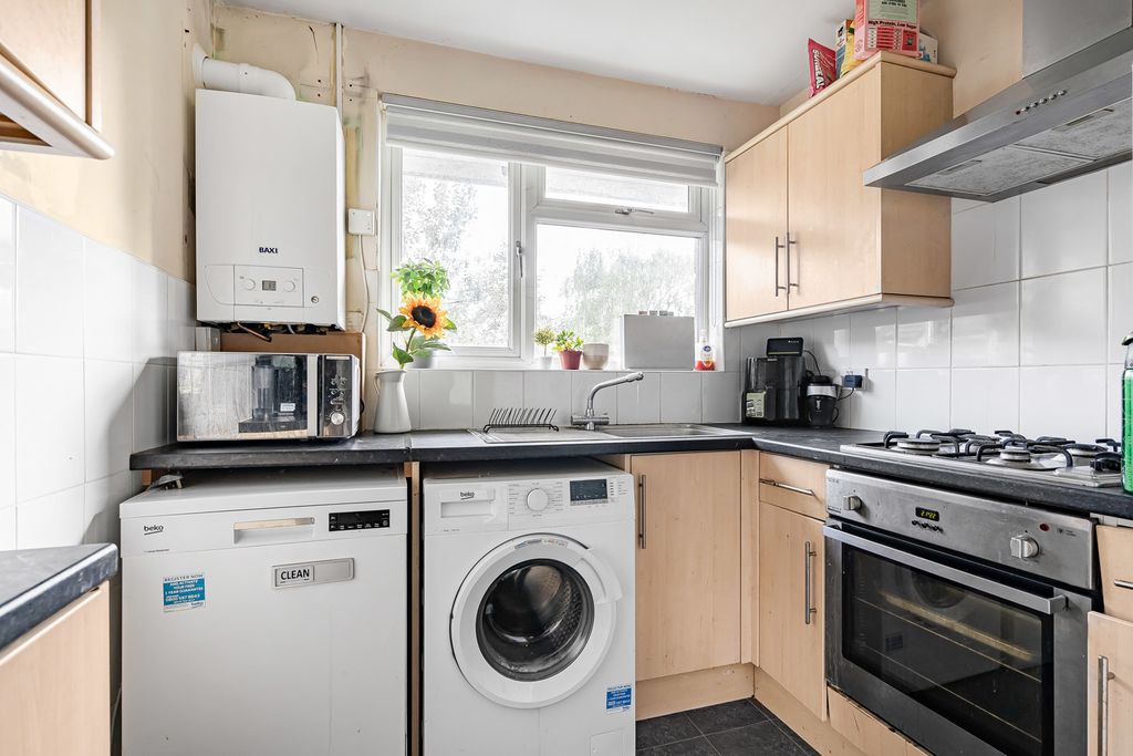 Property photo 3 of 10 Kitchen
