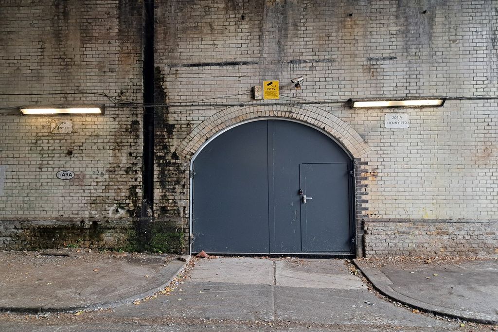 Property photo 1 of 2 The Front Of An Arch.