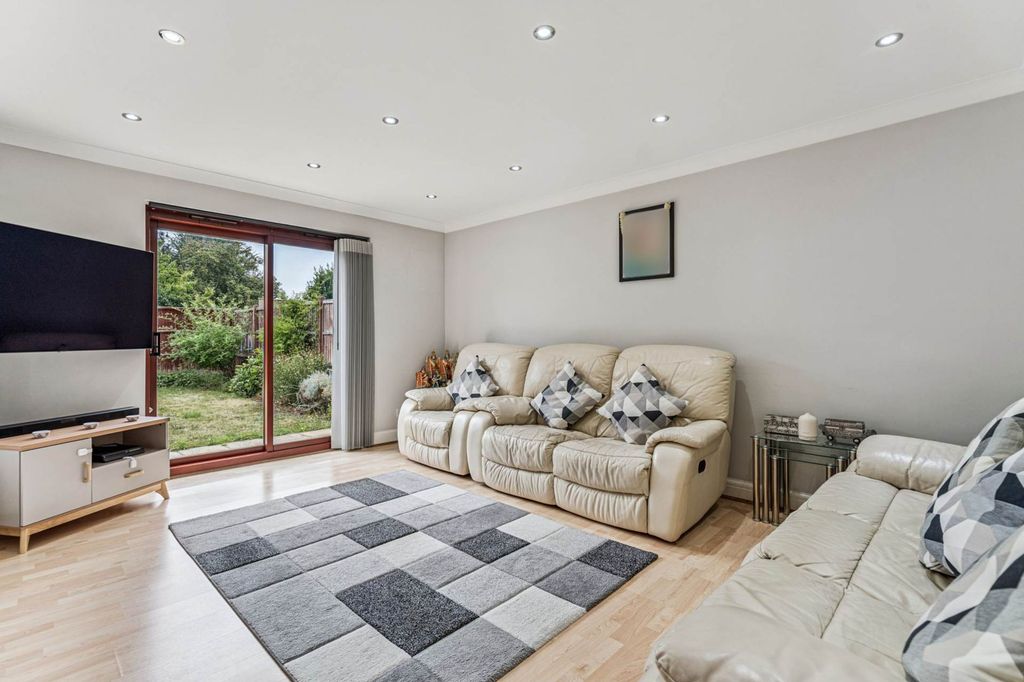 Property photo 2 of 20 Lounge