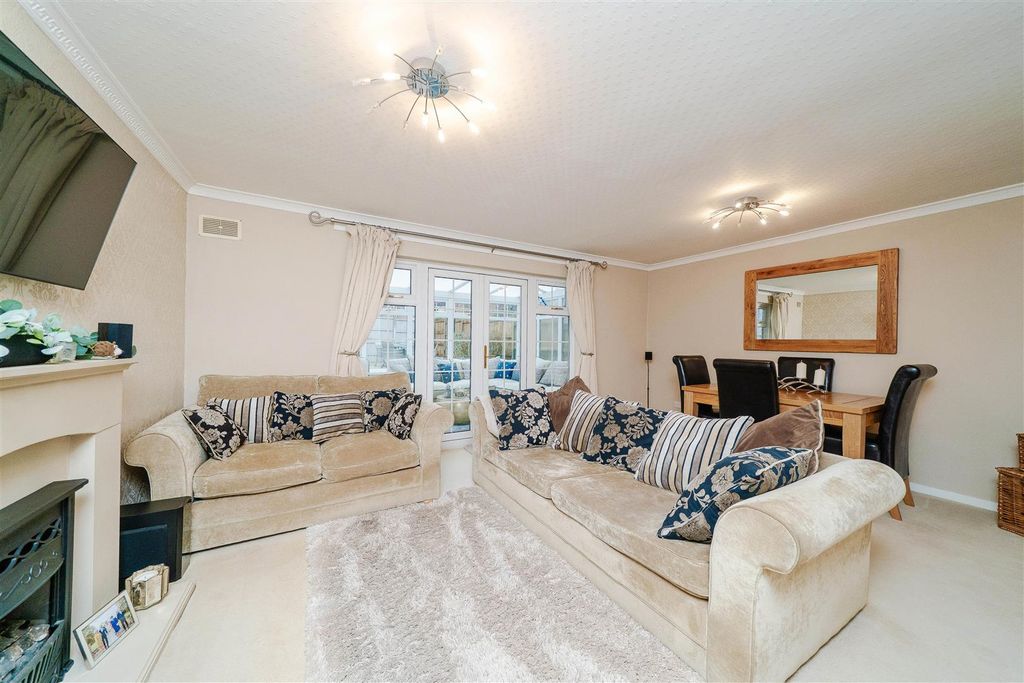 Property photo 2 of 19 Lounge