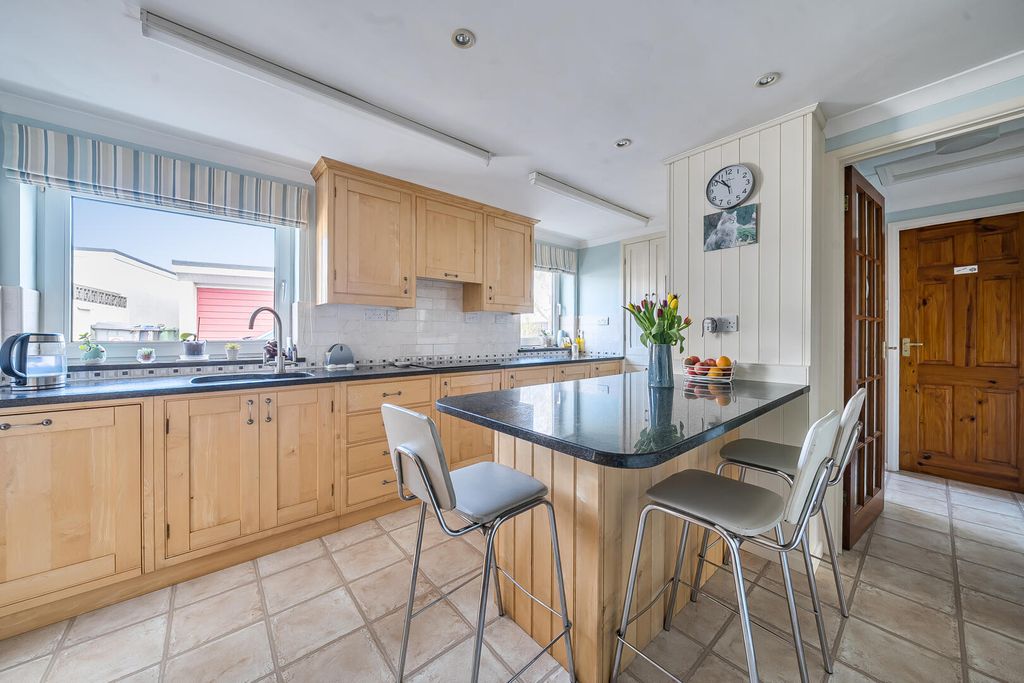 Property photo 3 of 18 Kitchen