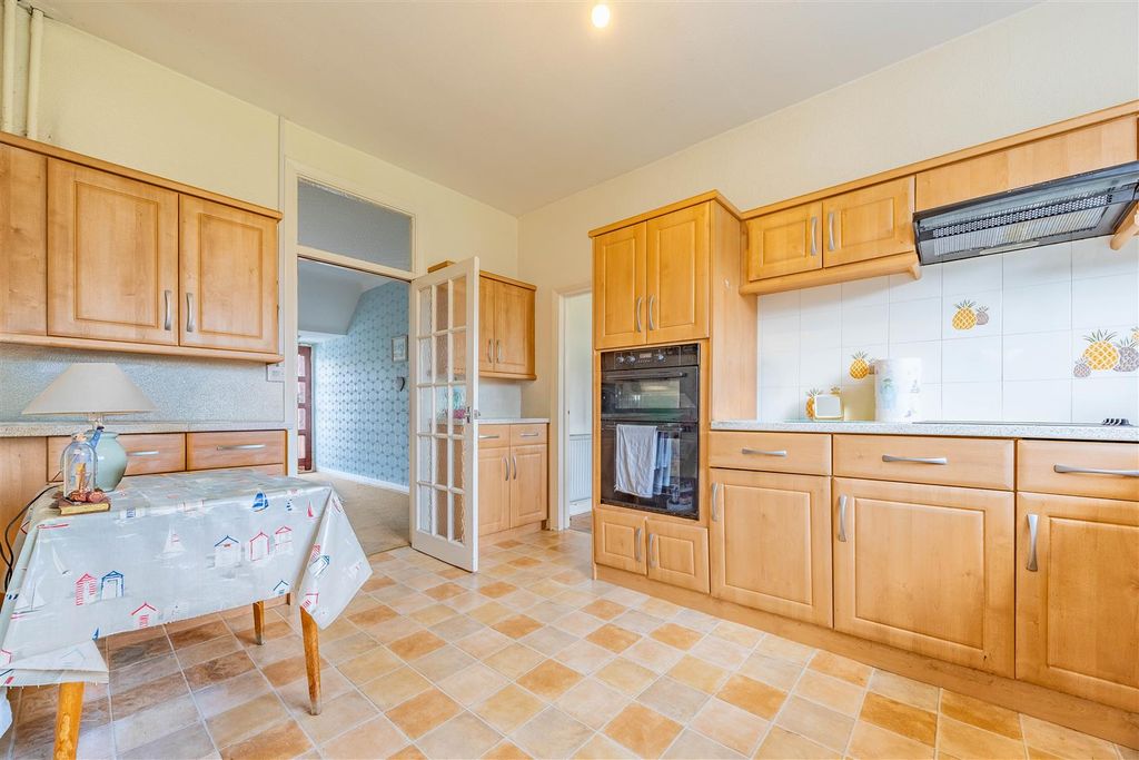 Property photo 2 of 25 Kitchen