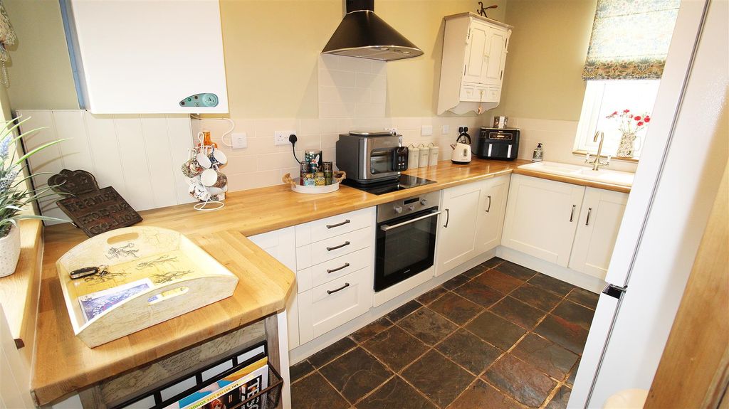 Property photo 2 of 20 Kitchen