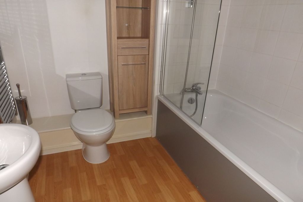 Property photo 2 of 8 Bathroom