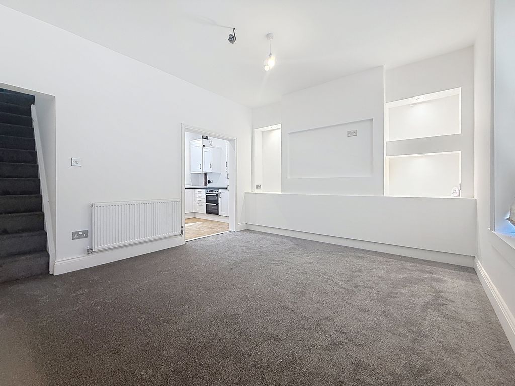 Property photo 1 of 17 Living Room