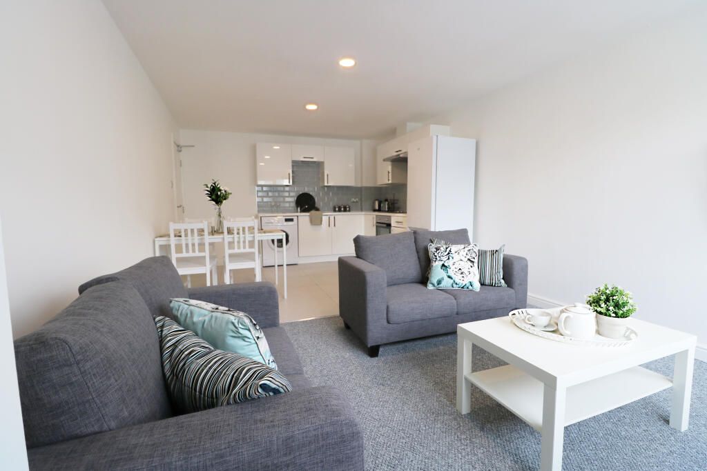 Property photo 1 of 5 2 Bed Flat To Rent Outwood Ln, London Cr5