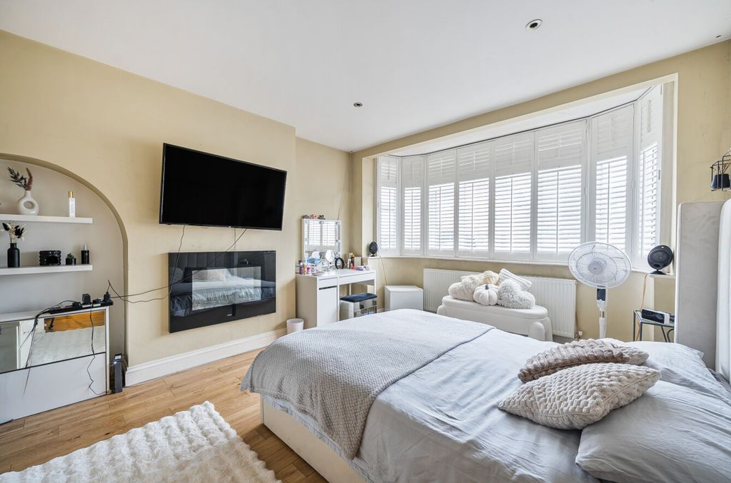 Property photo 2 of 17 Stoneleigh Crescent, Epsom - Kt19 0Rp