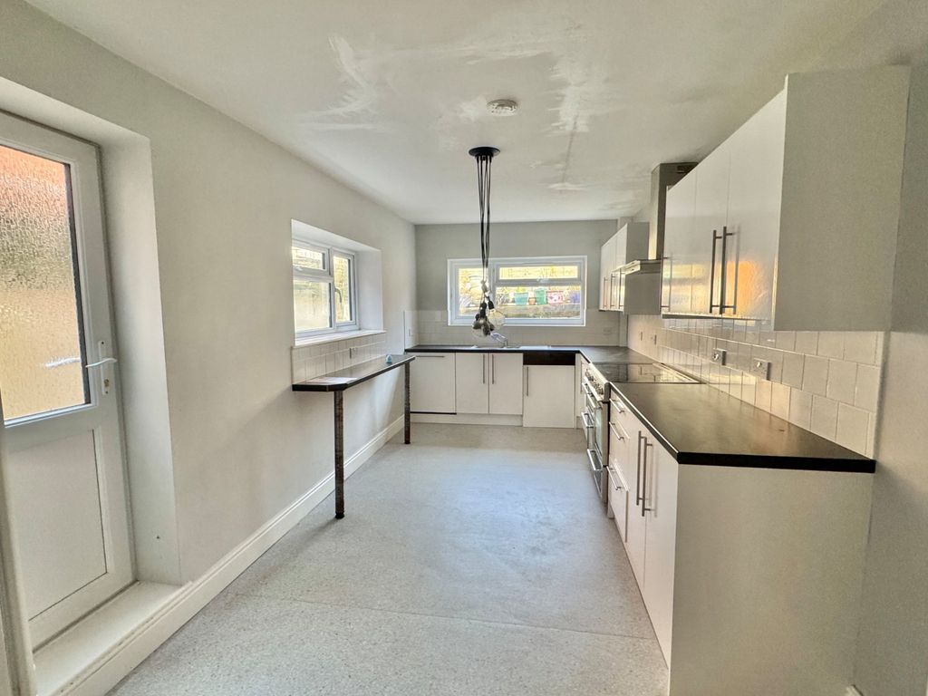 Property photo 3 of 15 Kitchen