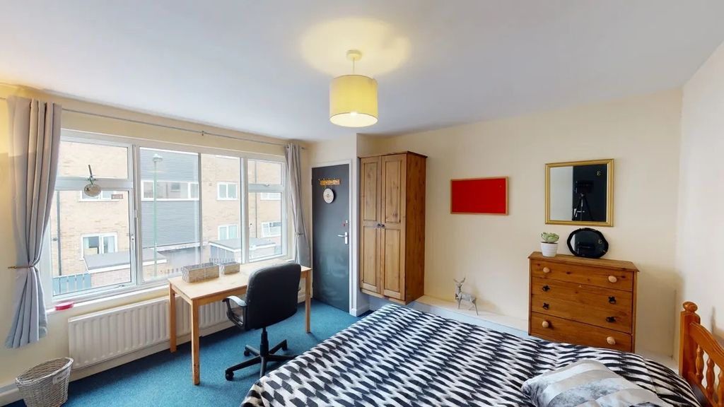 Property photo 2 of 7 A Bright And Welcoming Double Bedroom Featuring A ...