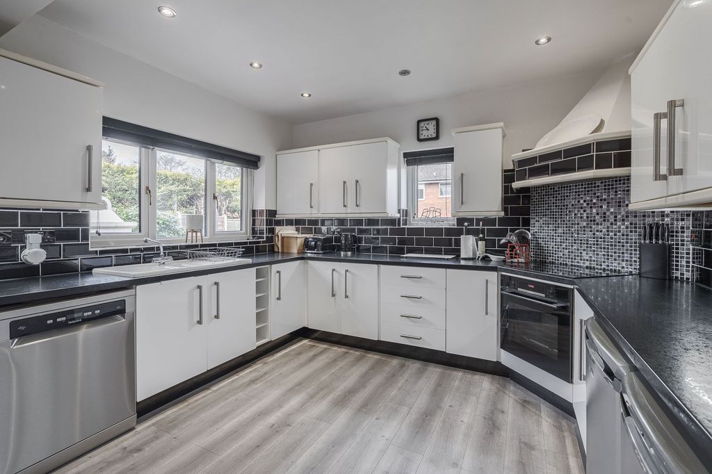 Property photo 2 of 32