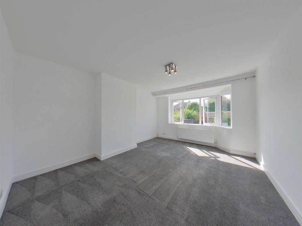 Property photo 3 of 14 Lounge