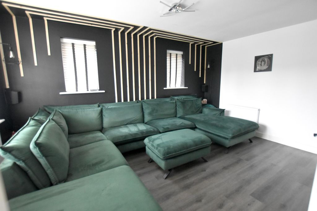 Property photo 2 of 15 Lounge