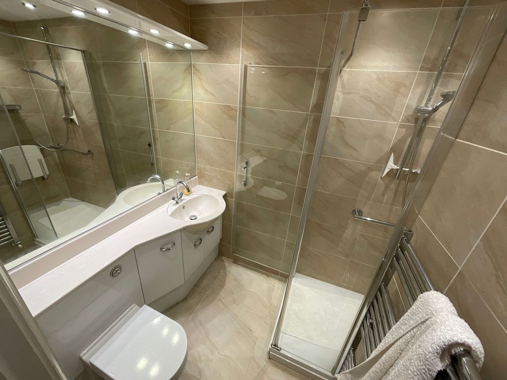 Property photo 3 of 20 Ensuite