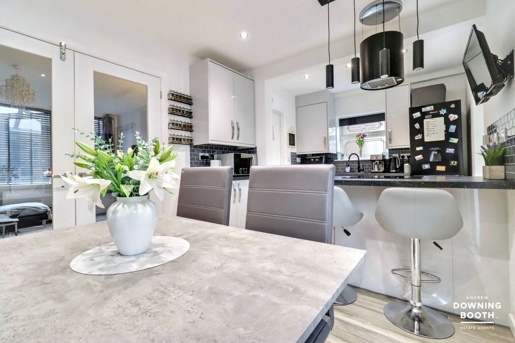 Property photo 2 of 28