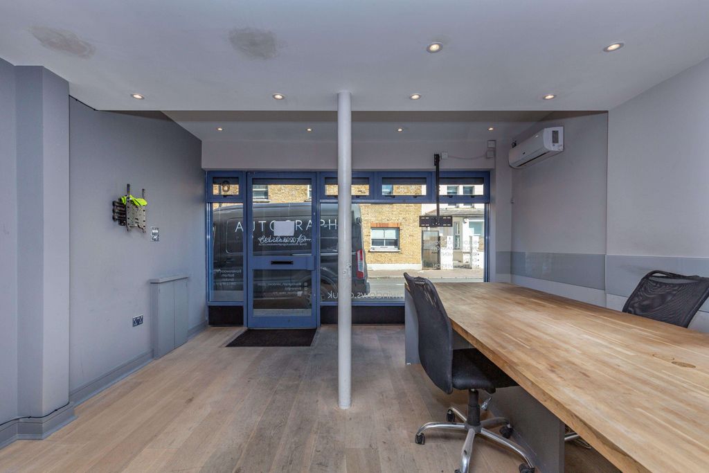 Property photo 2 of 7 6 Ravenswood Road, Balham, Sw12 9Pj