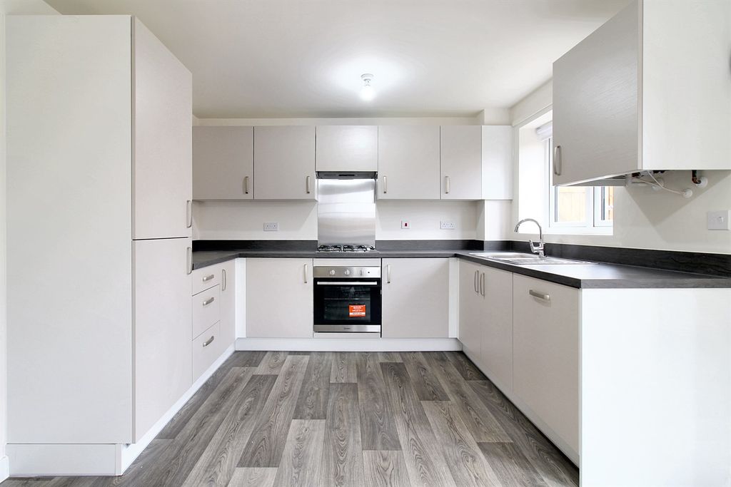 Property photo 3 of 16 Kitchen