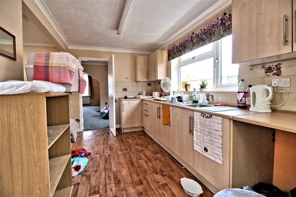 Property photo 3 of 18 Kitchen