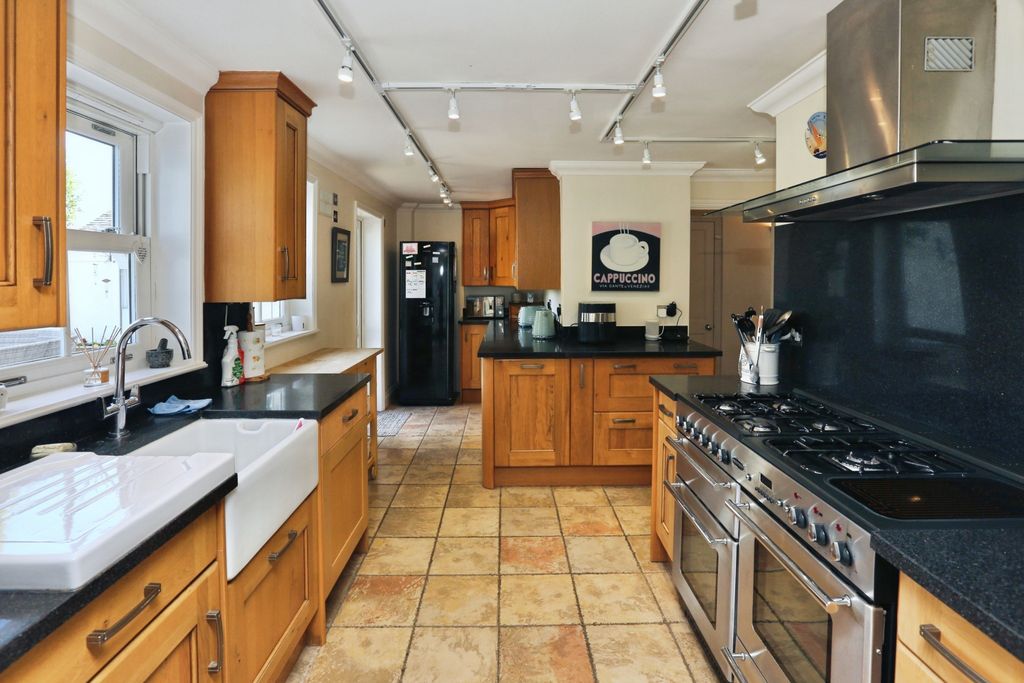 Property photo 3 of 21 Kitchen