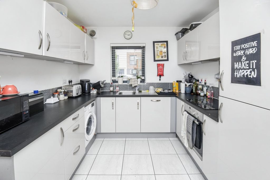 Property photo 2 of 28