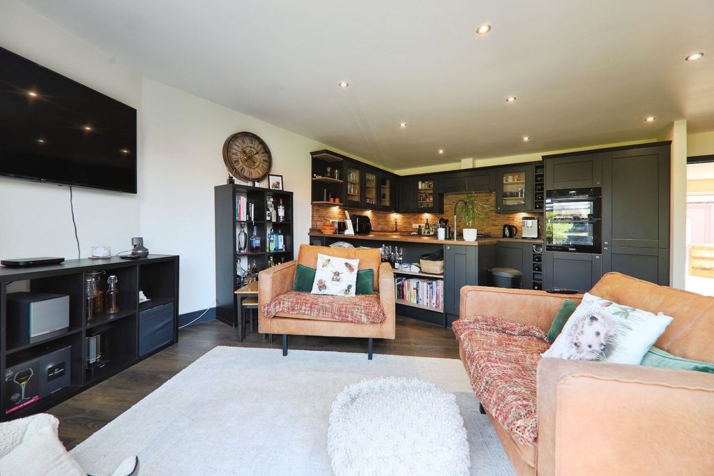 Property photo 2 of 17 4369185