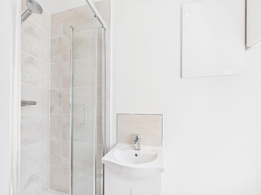 Property photo 3 of 17 Bathroom