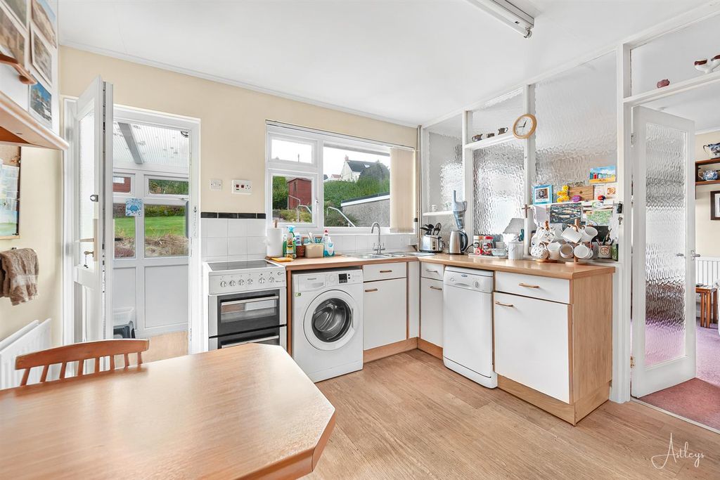 Property photo 3 of 20 Kitchen/Dining Room
