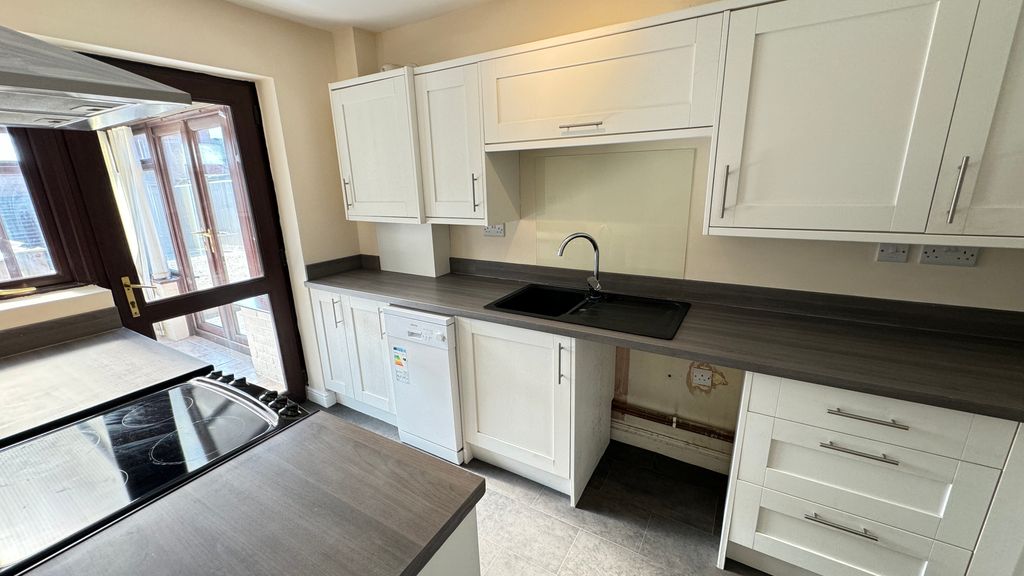 Property photo 3 of 12 Kitchen