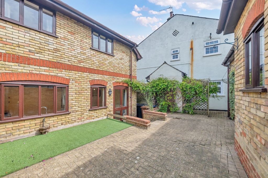 Property photo 2 of 11