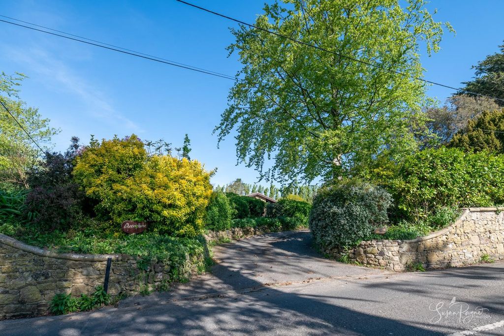 Property photo 3 of 32 Entrance &amp; Driveway