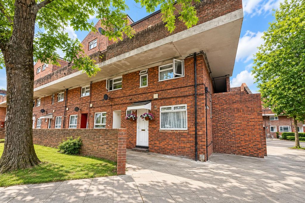 Property photo 1 of 9 Fortunes Mead Northolt Ub5 (1)