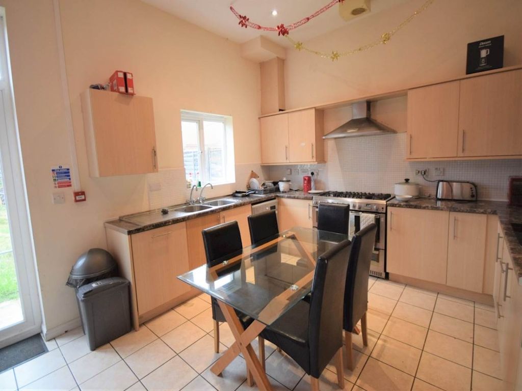 Property photo 3 of 12 Communal (Kitchen _ Diner)