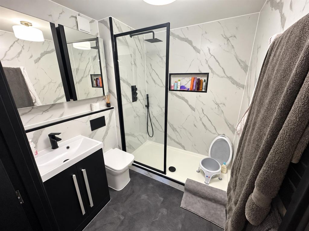 Property photo 3 of 7 Bathroom