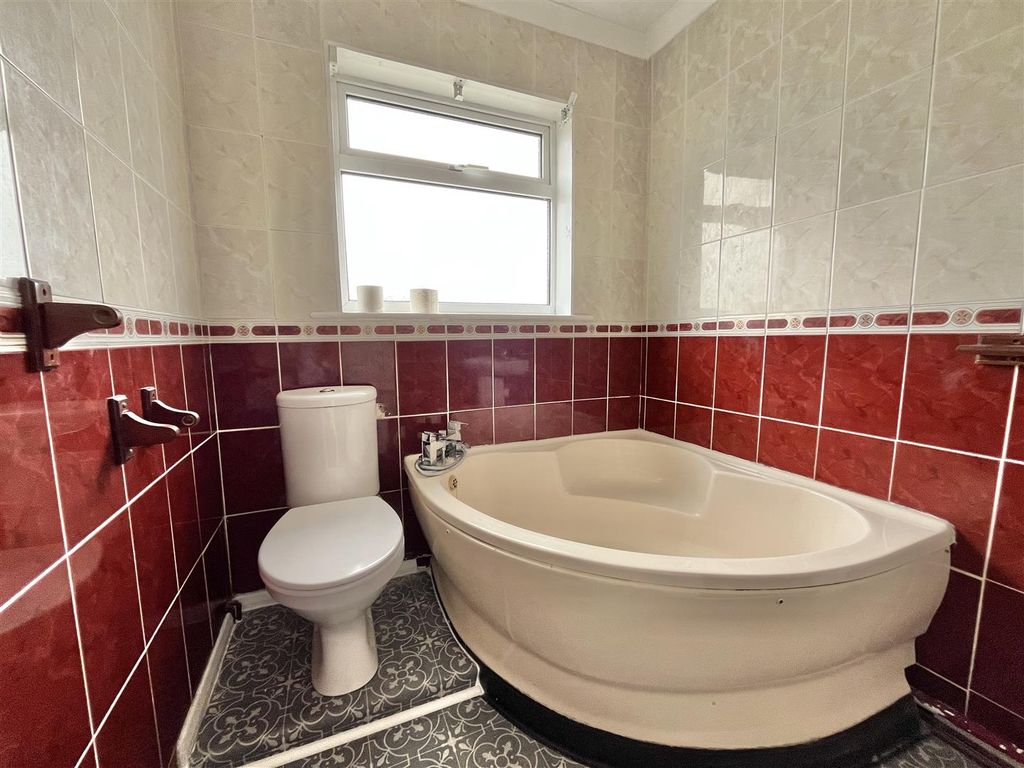Property photo 3 of 21 Bathroom