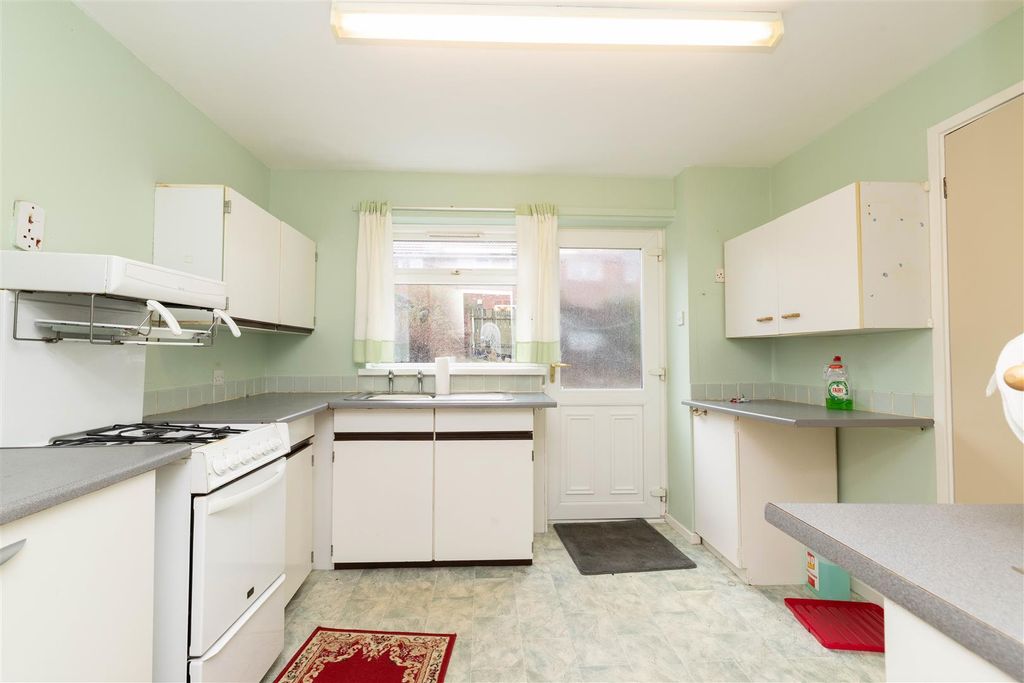 Property photo 3 of 8 Kitchen