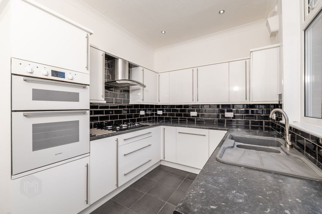 Property photo 3 of 33