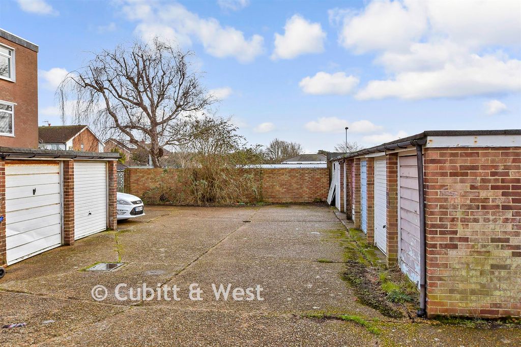 Property photo 2 of 10 Garage