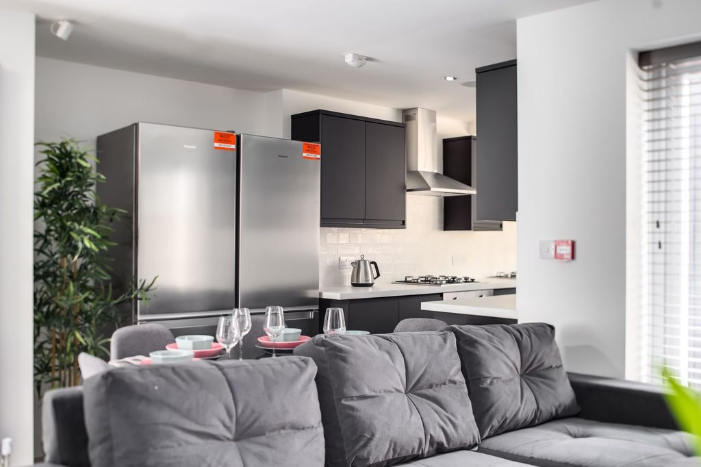 Property photo 1 of 5 A Modern, Well-Maintained Kitchen Featuring Stainl...