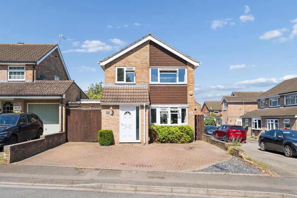 Property photo 1 of 19 Almond Road, Leighton Buzzard