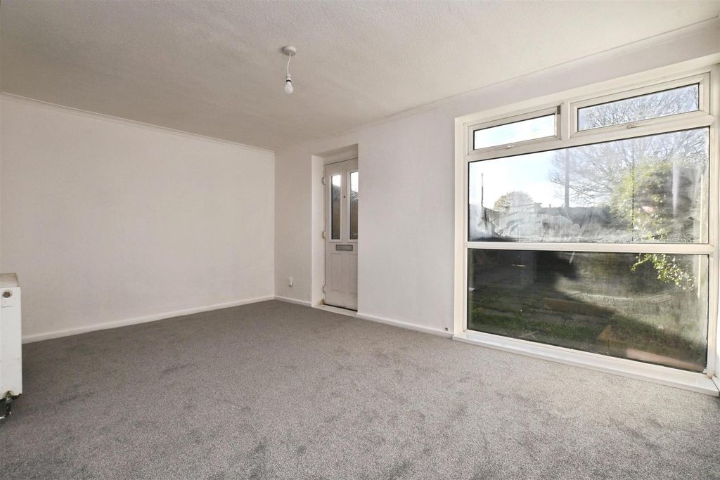 Property photo 3 of 20 Lounge