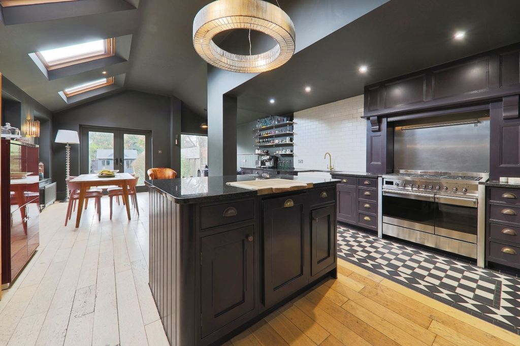 Property photo 2 of 19 4857535