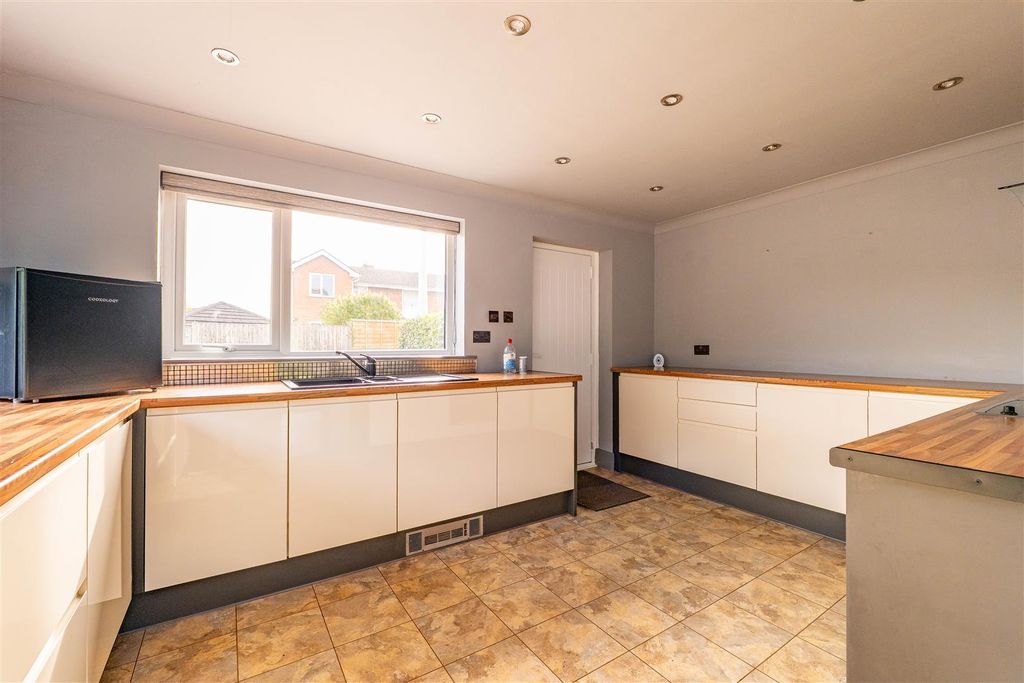 Property photo 3 of 18 Kitchen