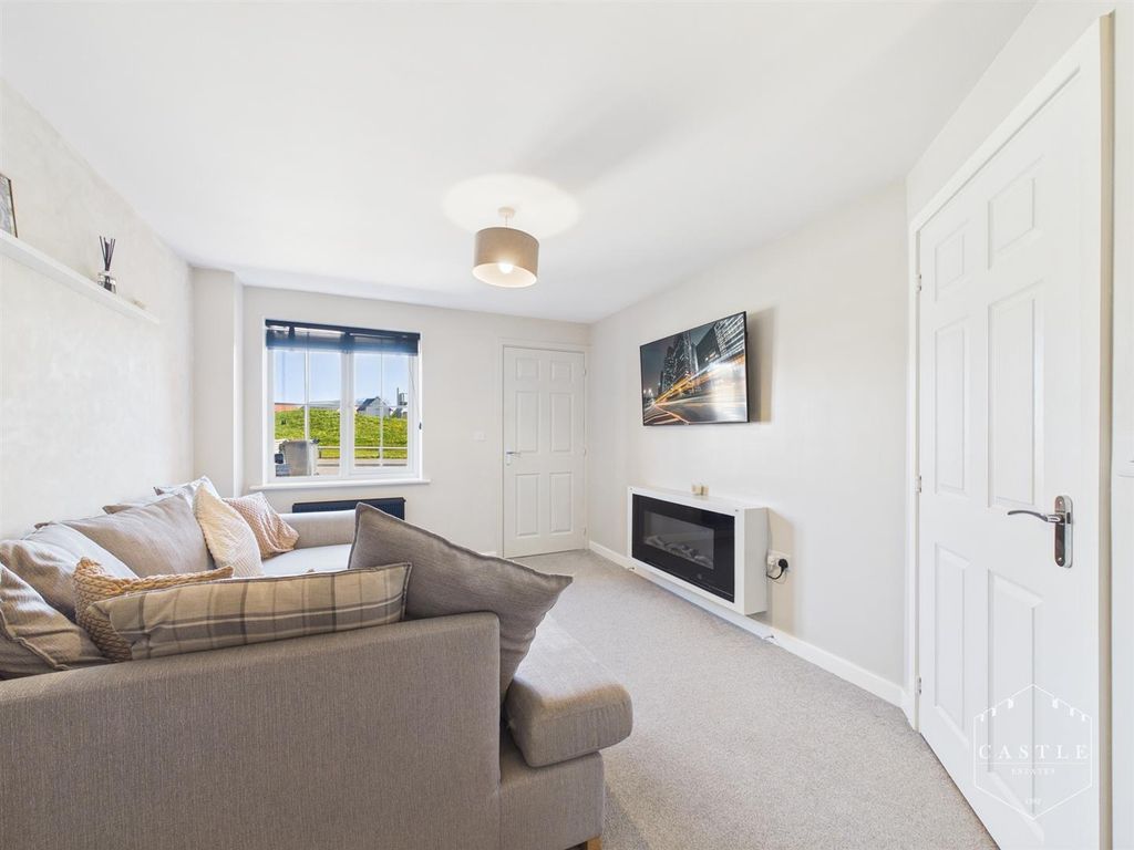 Property photo 3 of 19 Lounge