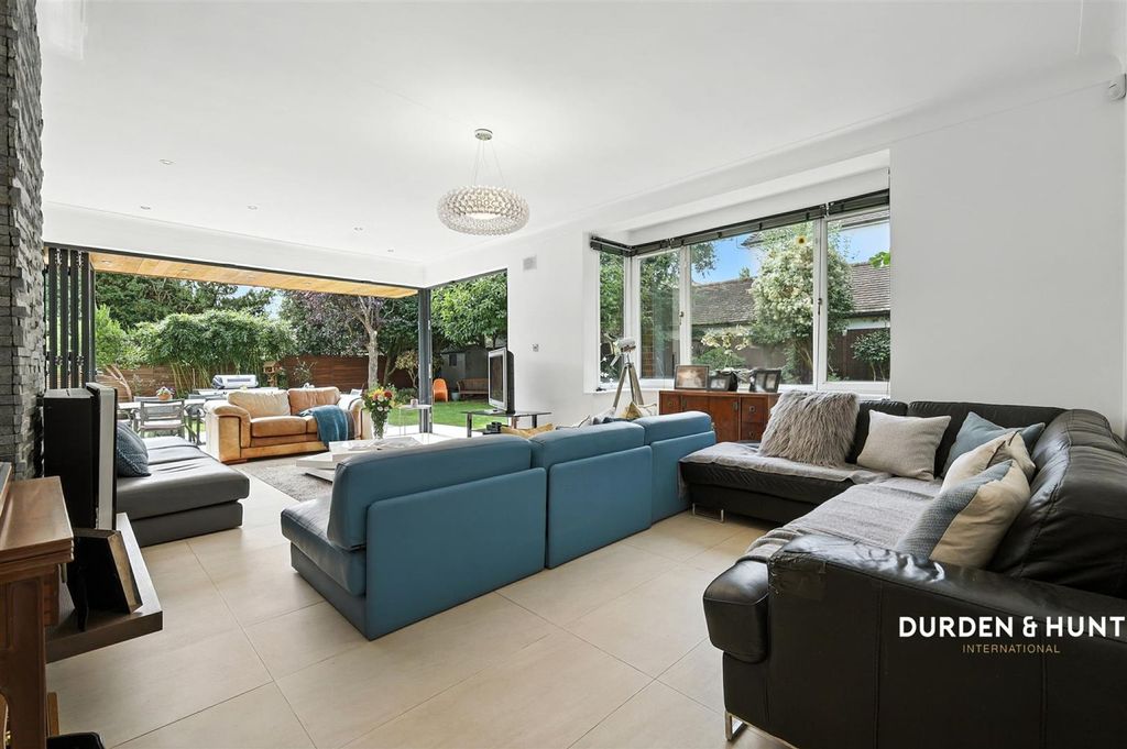 Property photo 2 of 46 The Avenue