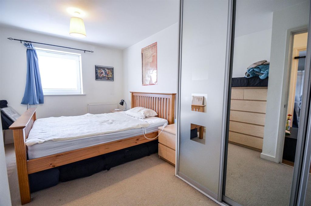 Property photo 2 of 6 Bedroom.Jpg