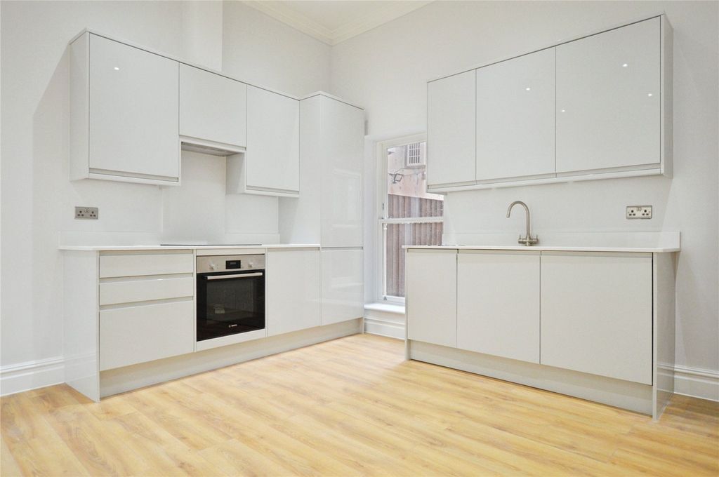 Property photo 2 of 15 Picture No. 11