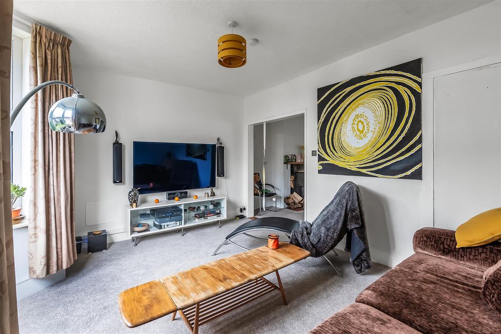 Property photo 2 of 19 8-Glebe-Road-23.Jpg