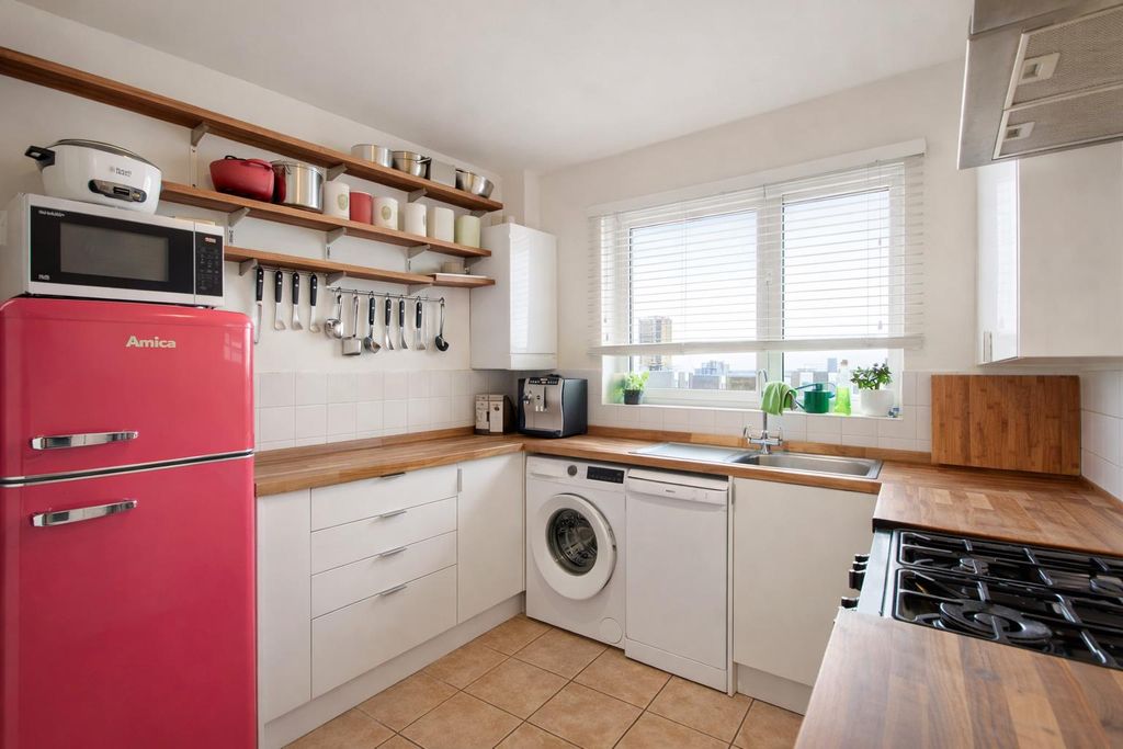 Property photo 3 of 19 Hooke Housedbda.Png